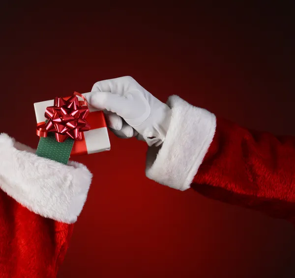 Santa Colocando pequeno presente em meia-noite — Fotografia de Stock