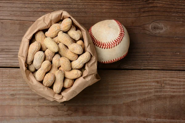 Baseball och en påse jordnötter — Stockfoto