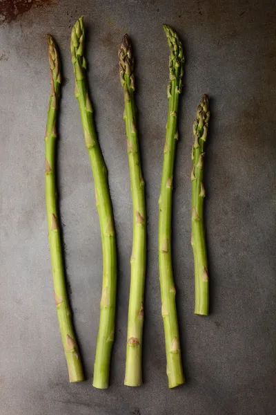 Cinque lance di asparagi — Foto Stock