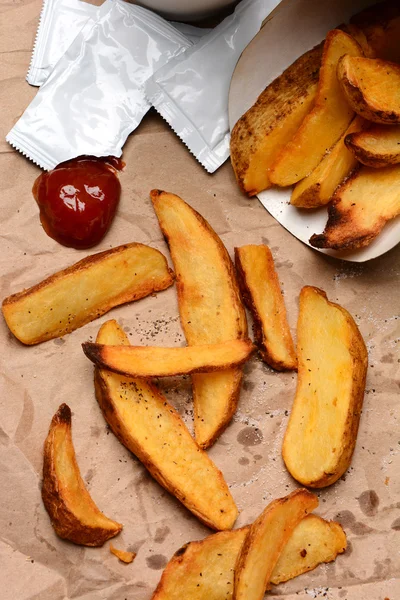 갈색 가방에 케 찹과 감자 튀김 — 스톡 사진