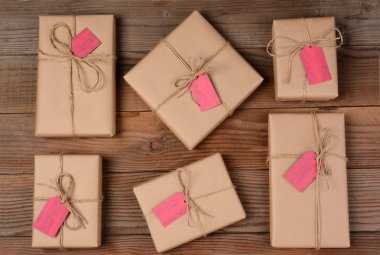ahşap yüzey üzerinde altı tatil paketleri