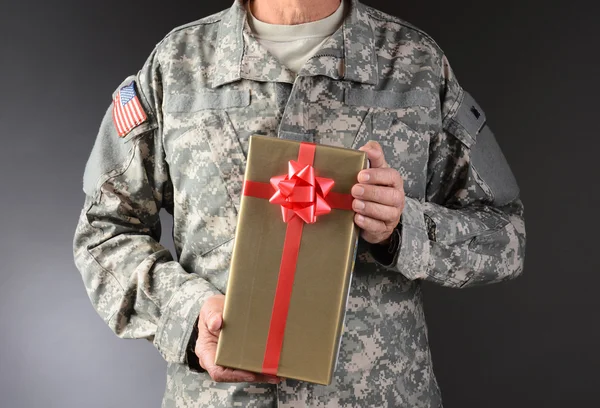 Soldado Segurando Presente de Natal — Fotografia de Stock