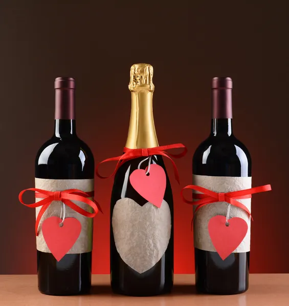 Šampaňské a víno lahví zdobené pro valentinky den — Stock fotografie
