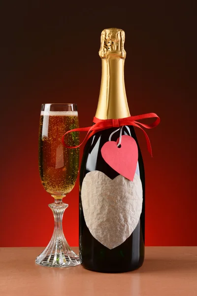 Bouteille de champagne décorée pour la Saint-Valentin — Photo
