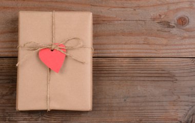 pacchetto di San Valentino con etichetta cuore
