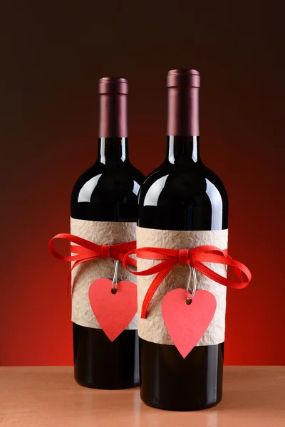 Iki şarap şişeleri Sevgililer için dekore edilmiştir. — Stok fotoğraf
