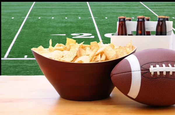 Chips, futebol e Six Pack de cerveja e TV — Fotografia de Stock