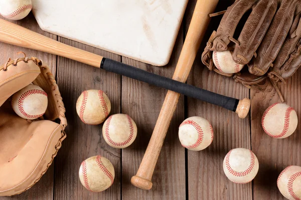 Baseball-Ausrüstung auf rustikalem Holz — Stockfoto