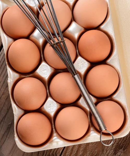 Äggkartong med wisk — Stockfoto
