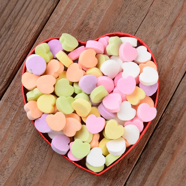 Scatola a forma di cuore con caramelle di San Valentino — Foto Stock