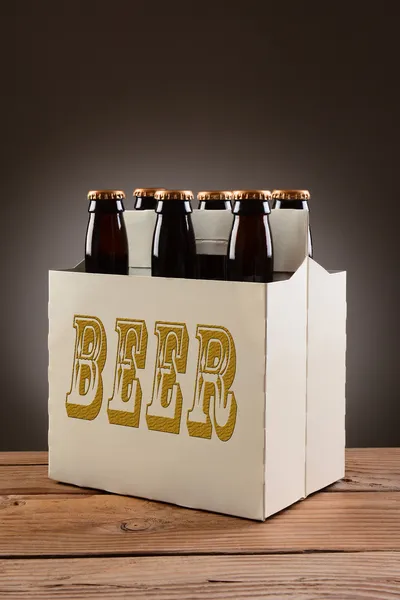 Sixpack Bier auf Holztisch — Stockfoto