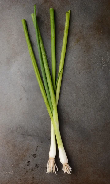 Πράσινα κρεμμύδια σε μέταλλο μαγείρεμα φύλλο — Φωτογραφία Αρχείου
