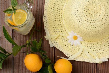 taze sıkılmış limonata ve güneş şapkası