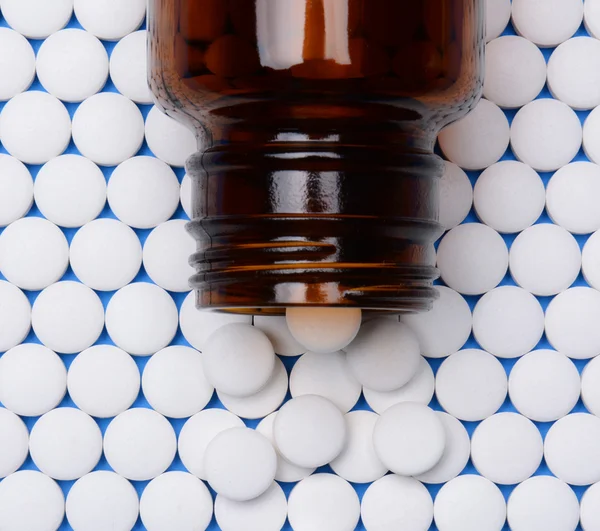 Aspirin in Rows With Bottle on Top — Stock Photo, Image