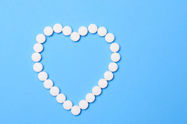 Aspirina em forma de coração — Fotografia de Stock