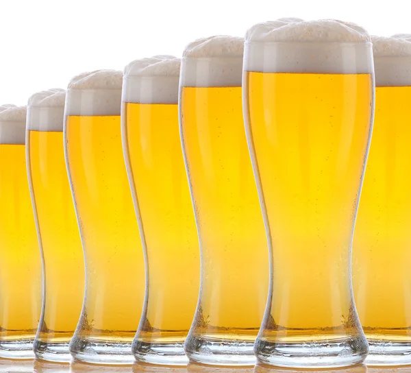 Nahaufnahme Gläser mit schäumendem Bier — Stockfoto