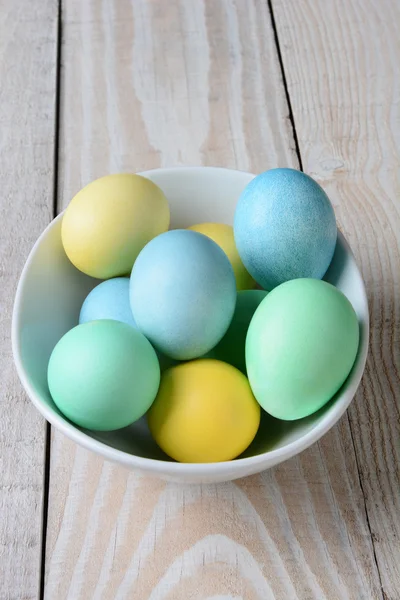 Pastel Pasen eieren in een kom — Stockfoto