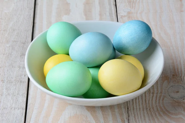 Schale mit pastellfarbenen Ostereiern — Stockfoto