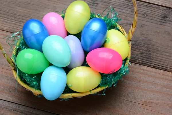 Velikonoční košíky a plastové vejce — Stock fotografie