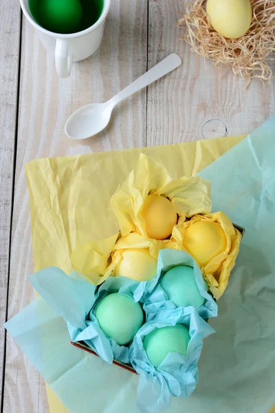 Oeufs de Pâques enveloppés de tissu — Photo