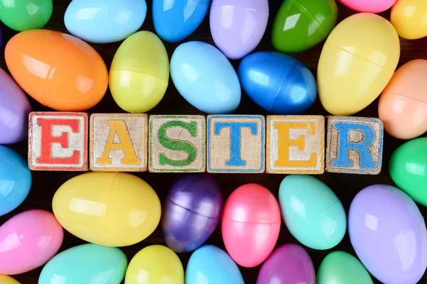 Blocchi di Pasqua e uova di plastica — Foto Stock