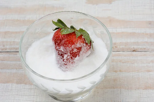 Gros plan d'une fraise fraîche dans un bol de sucre — Photo