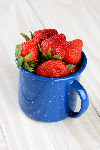Blauwe beker vol met vers geplukte rijpe aardbeien — Stockfoto