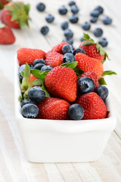 Hvid skål med jordbær og blåbær på russisk bord - Stock-foto
