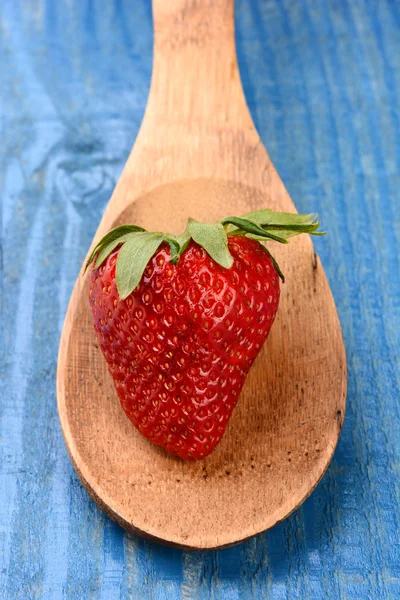 Erdbeere auf Holzlöffel — Stockfoto