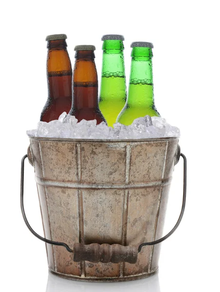 Cubo de cerveza de moda antigua con cuatro botellas — Foto de Stock