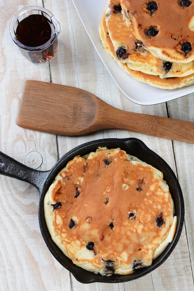 Skillet With Blueberry Pancakes — Stock Image Skillet With Blueberry Pancakes Royalty Free Stock Photos