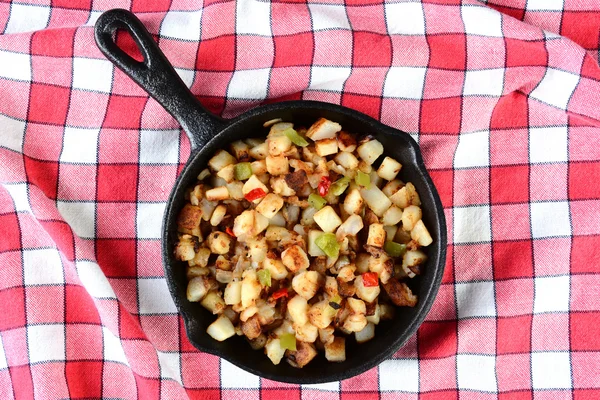Potatoes Obrien in Skillet on Red Checked Table Cloth — Stock Photo, Image