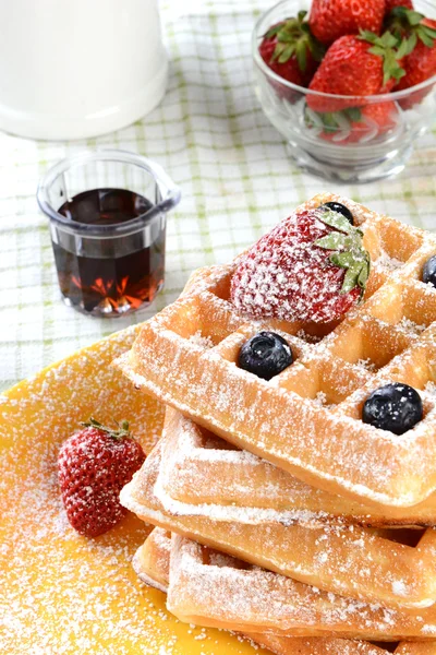 Waffles com morangos e mirtilos — Fotografia de Stock