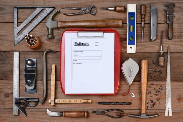 Formulario de estimación de contratistas rodeado de herramientas — Foto de Stock