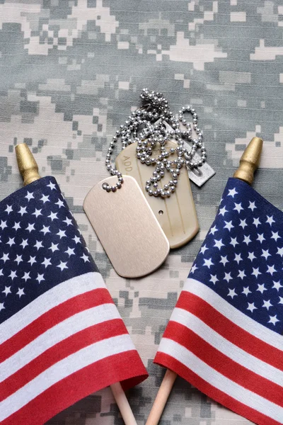 Amerikanska flaggor och dog tags — Stockfoto