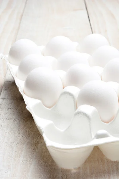 Cartón de huevos en blanco — Foto de Stock