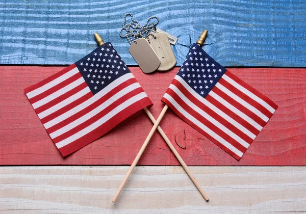 Deux drapeaux et étiquettes de chien sur la table patriotique — Photo