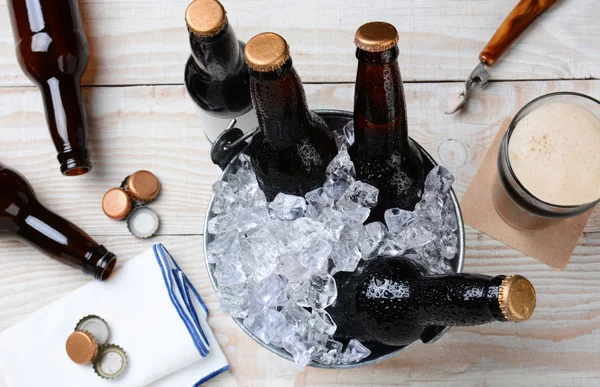 Bardak bira ve kova — Stok fotoğraf