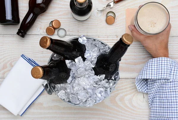 Man med glas öl och hink — Stockfoto