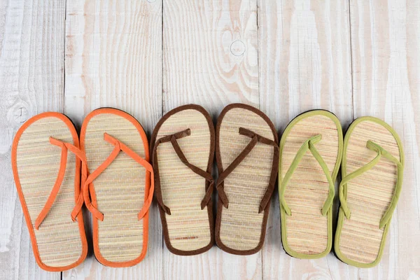 Sandalias de playa en cubierta de madera — Foto de Stock