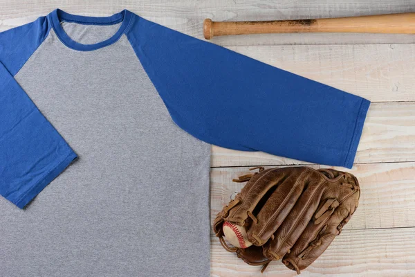 Baseball-Trikot mit Handschuh und Schläger — Stockfoto