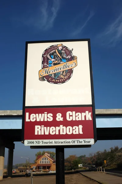 2021年10月3日 ルイス アンド クラーク リバーボート アンド メリウェザーズ レストラン アンド ラウンジにサイン — ストック写真