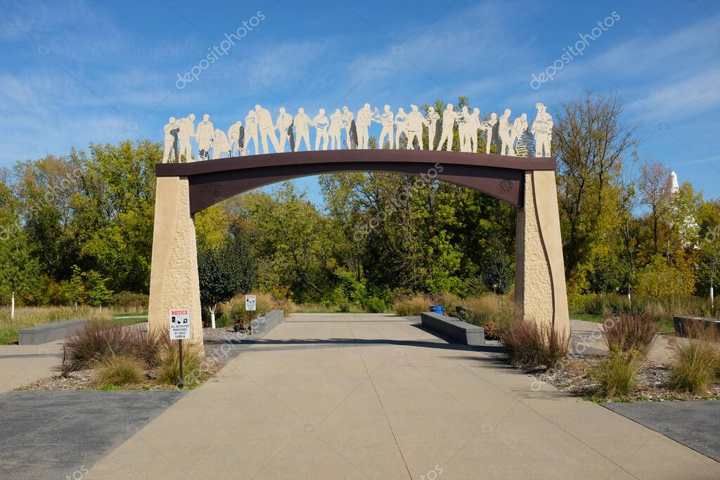 FARGO, DAKOTA DEL NORTE 4 OCT 2021 Escultura Spirit of the Sandbagger del Fargo Lions Club