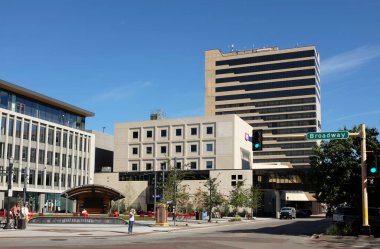 FARGO, NORTH DAKOTA - 4 OCT 2021: Broadway Meydanı, Broadway ve 2. Cadde 'nin merkezinin tam ortasında yer alan ve halka açık bir alan..
