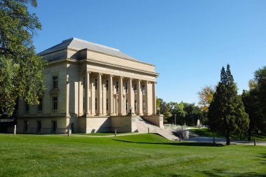 BISMARCK, NORTH DAKOTA - 2 OCT 2021: The Liberty Memorial Building, Kuzey Dakota Eyalet Kütüphanesi 'ni Eyalet Kongre Binası' na ev sahipliği yapıyor.