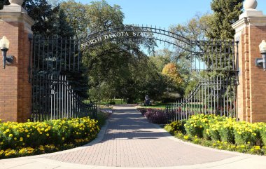 FARGO, NORTH DAKOTA - 4 OCT 2021: Kuzey Dakota Eyalet Üniversitesi, University Drive ve 12. Cadde 'deki Arch and Column girişi.