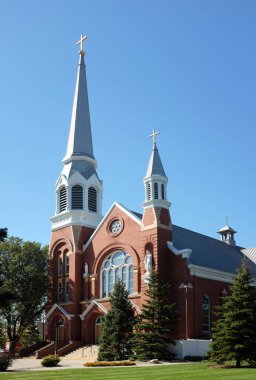FARGO, NORTH DAKOTA - 4 OCT 2021: Roma Uyanış tarzında St. Marys Katedrali. Tuğla yapı, batı ucunda bir maymunla modifiye edilmiş bazilika planını takip ediyor..