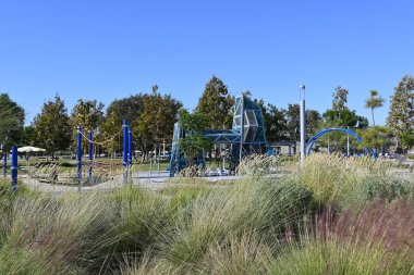 IRVINE, CALIFORNIA - 15 OCT 2021: Çocuklar küçük çocuklar için çeşitli ekipmanlarla oyun alanı.