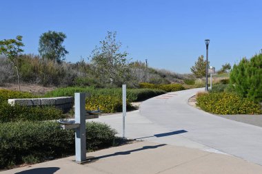 IRVINE, CALIFORNIA - 27 OCT 2021: İçme Çeşmesi, Büyük Park patikalarında, Yukarı Arı ve Bosque bölgesinde 1,5 mil yürüme ve bisiklet alanı. 