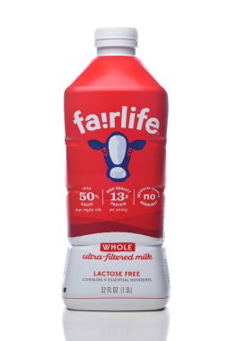 IRVINE, CALIFORNIA - 21 NOV 2021: 52 ons Fairlife Butole süt şişesi.